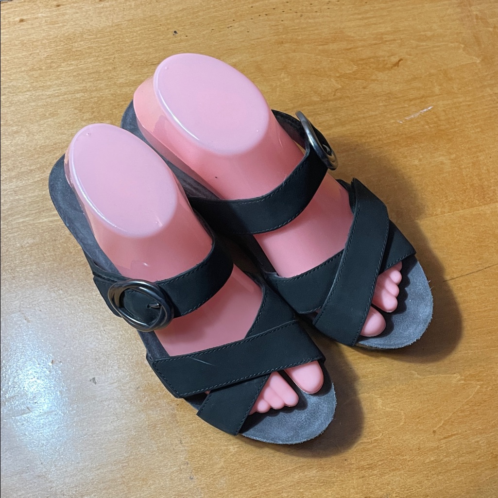 Dansko Susie Black Cross-Strap Sandals. Size 38